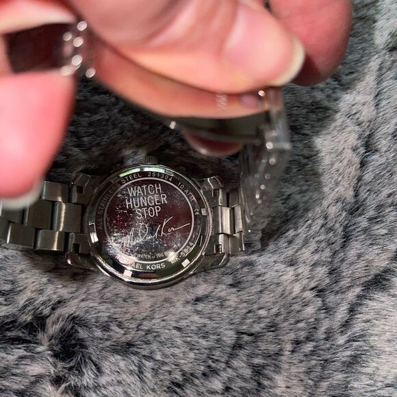 Michael Kors Watch Vintage World Hunger Limited Edition Silver Blue Charity - Picture 6 of 6